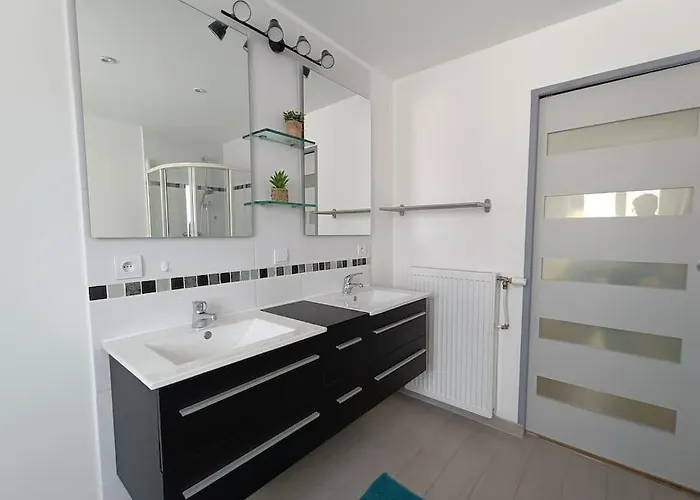 Maison De Près De La Digue Et Hébergement de vacances *